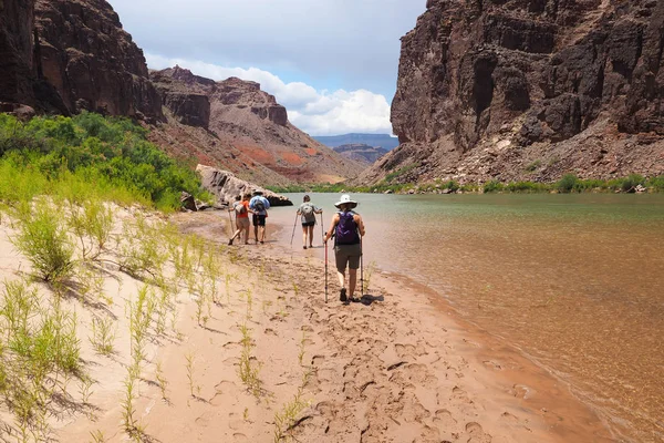 Büyük Kanyon Colorado Nehri tarafından dinlenme backpackers.