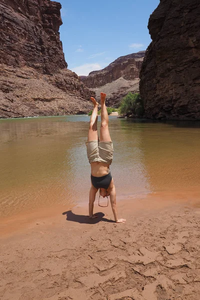 Młoda kobieta wykonuje pokazywała przez rzekę Kolorado. — Zdjęcie stockowe