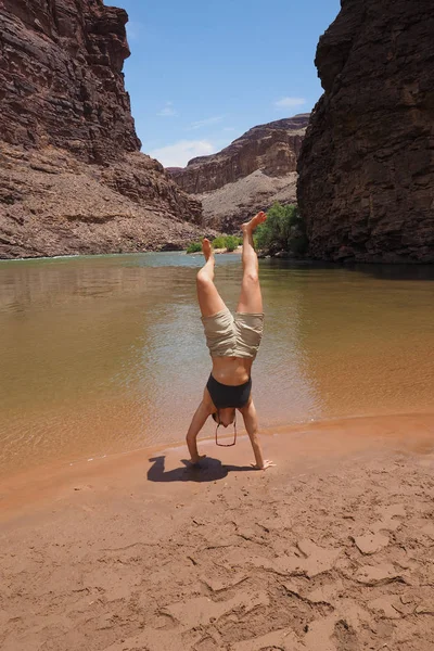 Młoda kobieta wykonuje pokazywała przez rzekę Kolorado. — Zdjęcie stockowe