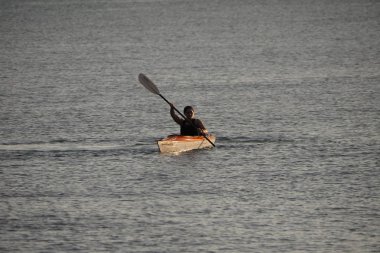 Genç kadın gün batımında Captiva Adası 'nda Kano.