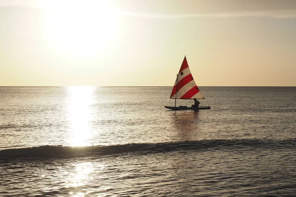 Aktive Senioren segeln bei Sonnenuntergang vor Captiva Island. — Stockfoto