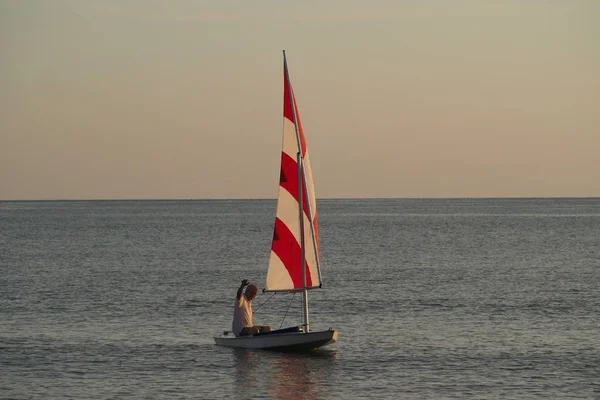 Активний старший вітрильний спорт на заході сонця Off Captiva острів. — стокове фото