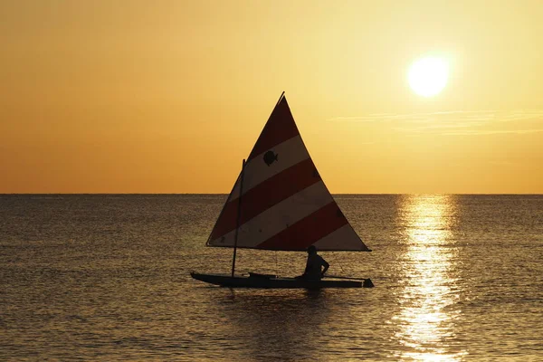 Aktywny starszy żeglowanie o zachodzie słońca od Captiva Island. — Zdjęcie stockowe