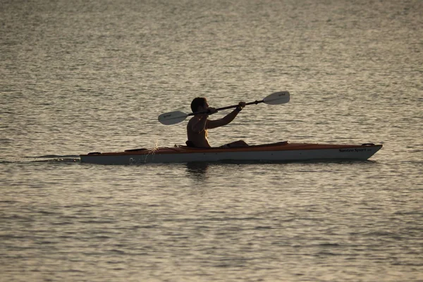 Joven navegando en kayak por la isla de Captiva al atardecer . — Foto de Stock