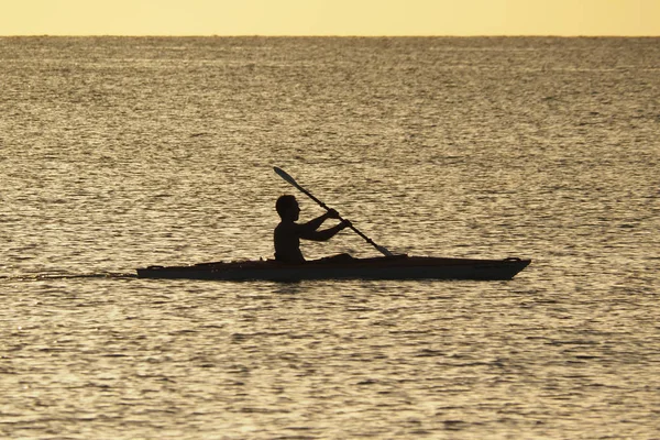 Genç adam gün batımında Captiva Adası 'nda Kano. — Stok fotoğraf