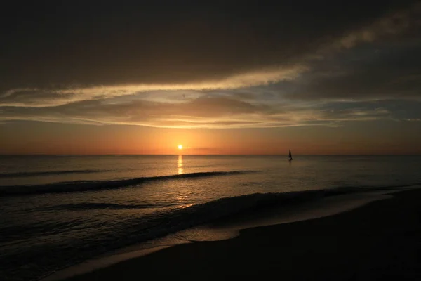 Barca a vela al tramonto al largo di Captiva Island . — Foto Stock