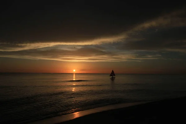 Sailboat at sunset off Captiva Island. — Stock Photo, Image