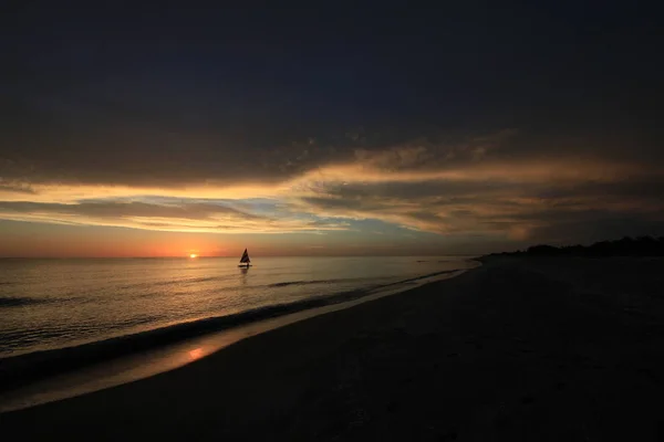 Sailboat at sunset off Captiva Island. — Stock Photo, Image