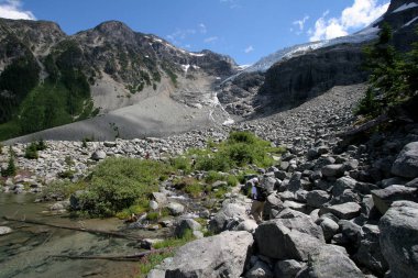 Joffre Lakes Provincial Park, Kanada içinde aile yürüyüşü.