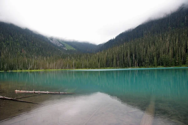 Danau Joffre hilir di Taman Provinsi Joffre Lakes, Kanada . — Stok Foto