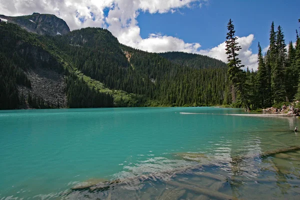 Lago Middle Joffre en el Parque Provincial de los Lagos Joffre, Canadá . — Foto de Stock