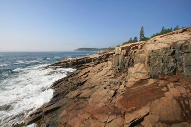 Acadia Milli Parkı 'nın engebeli kıyısı, Maine.