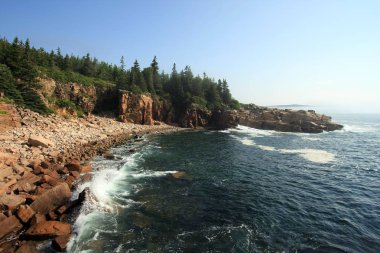 Acadia Milli Parkı 'nın engebeli kıyısı, Maine.