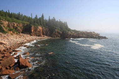 Acadia Milli Parkı 'nın engebeli kıyısı, Maine.