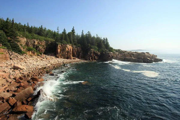 Acadia Milli Parkı 'nın engebeli kıyısı, Maine.