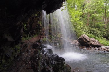Büyük Dumanlı Dağlar Milli Parkı'ndaki Grotto Şelalesi.