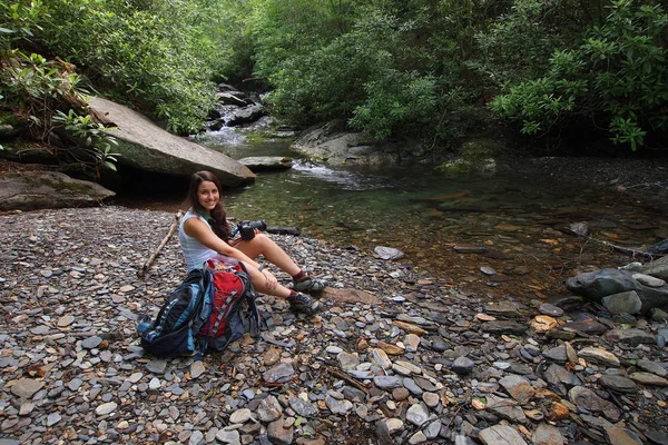 Jeune femme assise près d'un ruisseau dans les Smoky Mountains . — Photo