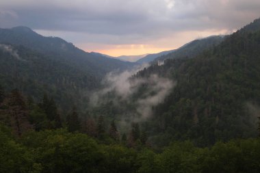 Dumanlı Dağlar'da gün batımı ve katmanlı dağlar.