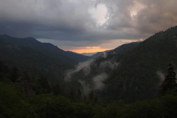 Dumanlı Dağlar'da gün batımı ve katmanlı dağlar. — Stok fotoğraf