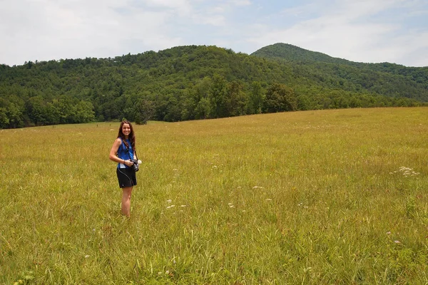 Jonge vrouw in Cades Cove in de Smoly Mountains. — Stockfoto