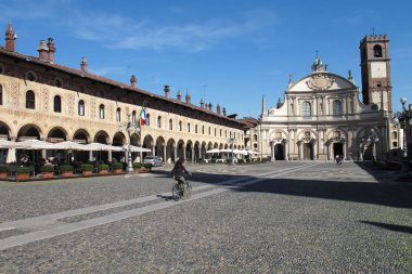 Vigevano'daki Piazza Ducale ve Vigevano Katedrali, İtalya.