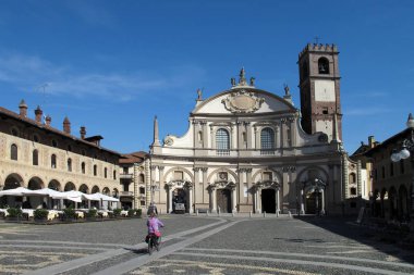Vigevano'daki Piazza Ducale ve Vigevano Katedrali, İtalya.