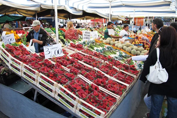 Markt scène in Vigevano, Italië. — Stockfoto