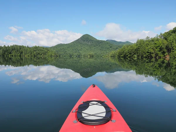 Red kayak di Danau Santeetlah, Carolina Utara . — Stok Foto