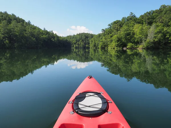 Vörös kajak, Lake Santeetlah, Észak-Karolina. — Stock Fotó