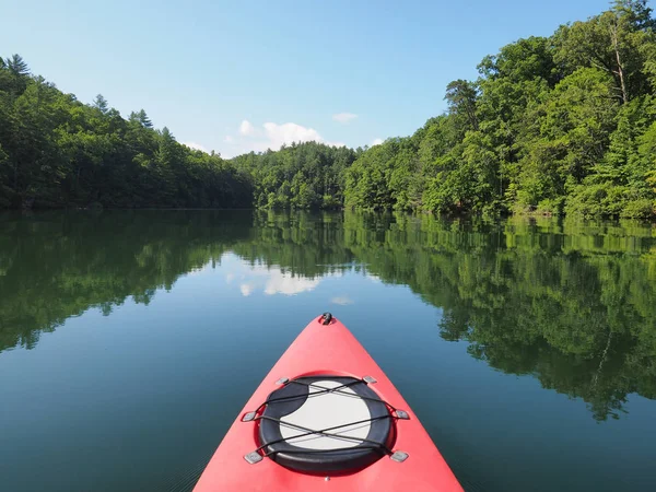 Kayak rojo en Lake Santeetlah, Carolina del Norte . — Foto de Stock