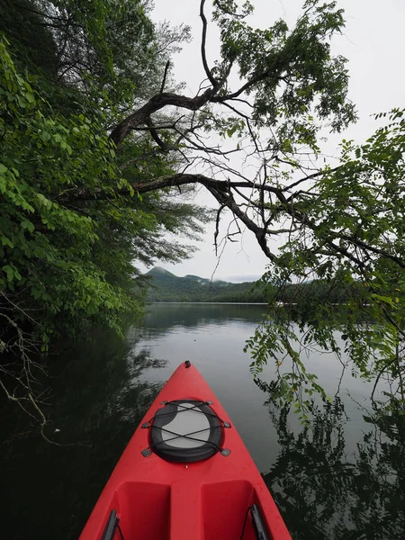 Kayak rojo en una mañana nublada en el lago Santeetlah, Carolina del Norte . — Foto de Stock