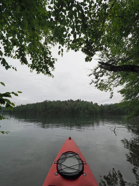 Santeetlah Gölü bulutlu bir sabah kırmızı kayık, Kuzey Carolina.