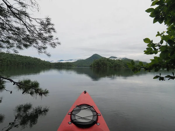 Kayak rojo en una mañana nublada en el lago Santeetlah, Carolina del Norte . — Foto de Stock