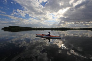 Florida Biscayne Ulusal Parkı 'nda kayak yapan bir kadın..