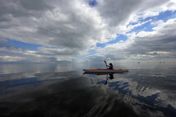 Kajakozó nők a Biscayne Nemzeti Parkban, Floridában. — Stock Fotó