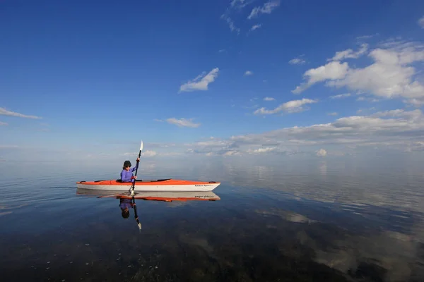 Kayak de mujer en el Parque Nacional de Vizcaya, Florida . —  Fotos de Stock