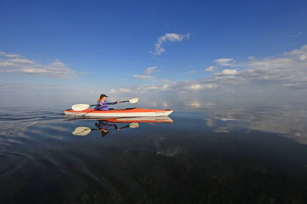 Kayak de mujer en el Parque Nacional de Vizcaya, Florida . —  Fotos de Stock
