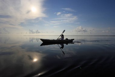 Florida Biscayne Ulusal Parkı 'nda kayak yapan bir kadın..