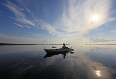 Florida Biscayne Ulusal Parkı 'nda kayak yapan bir kadın..