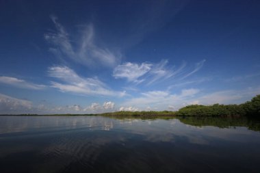 Biscayne Ulusal Parkı üzerinde dramatik bulut manzarası, Florida.