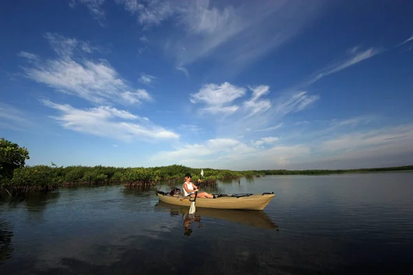 Woman kayaking in Biscayne National Park, Florida. — Stock Photo, Image