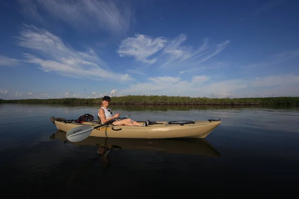 Kajakozó nők a Biscayne Nemzeti Parkban, Floridában. — Stock Fotó