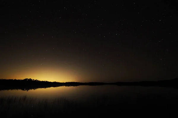 Sterne und Lichtverschmutzung über Everglades Nationalpark, Florida. — Stockfoto