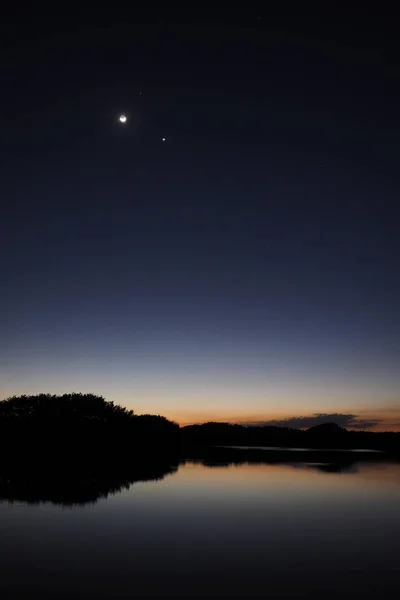 Lua e Vênus sobre a lagoa Paurotis nos Everglades . — Fotografia de Stock