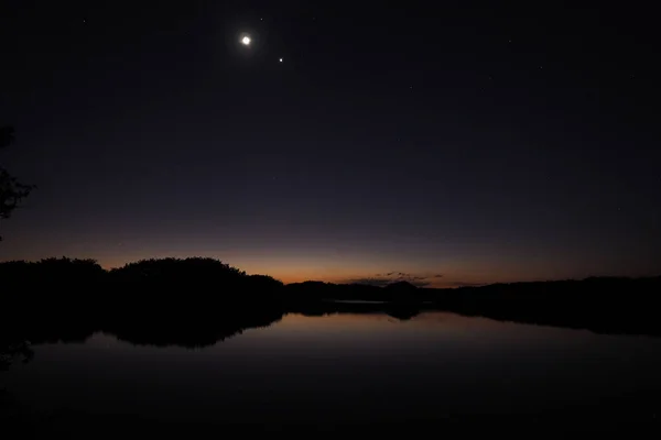 Everglades 'te Paurotis Pond üzerinde ay ve Venüs.