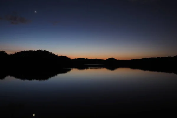 Lua e Vênus sobre a lagoa Paurotis nos Everglades . — Fotografia de Stock