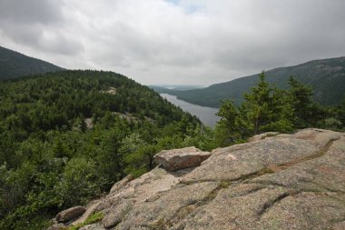 Acadia Milli Parkı 'nda Jordan Pond, Maine.