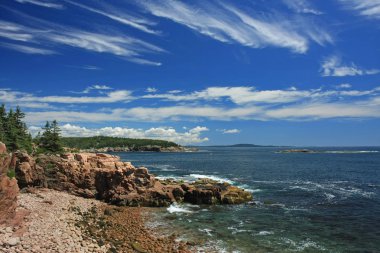 Acadia Milli Parkı 'nın engebeli kıyısı, Maine.