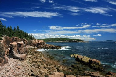 Acadia Milli Parkı 'nın engebeli kıyısı, Maine.