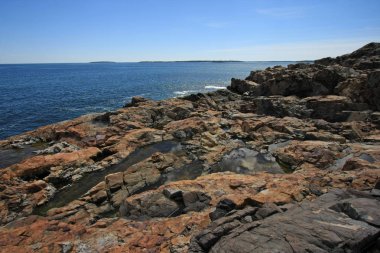 Acadia Milli Parkı 'nın engebeli kıyısı, Maine.